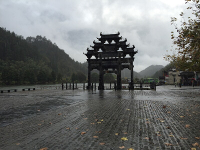 西递——暴雨，暗而不阴