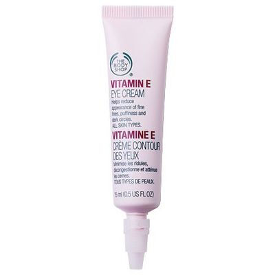 The Body Shop Vitamin E Eye Cream 维他命E眼霜 最初是在一个公众账号的推荐文里看到，然后朋友正好去香港就帮忙代购了。很小的一只，只有15ml,不过用起来很足够啦，只要一点，就可以滋润保保湿。用到现在，没有长…