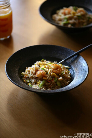 【虾仁炒饭】原料： 米饭，鲜虾，鸡蛋，葱，盐，耗油。  做法： 1、鲜虾去皮，葱切碎，鸡蛋打碎； 2、热锅烧油，放入葱花，煎好虾仁，倒入几滴耗油； 3、放入米饭翻炒，最后放入鸡蛋翻炒，加入适量盐翻炒均匀即可。