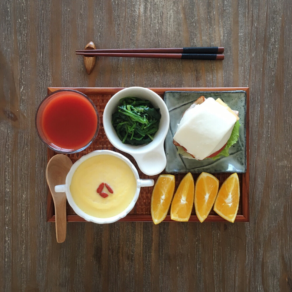 2015.12.3早餐记录：番茄汁，牛奶炖蛋、自创中式汉堡、烫菠菜，橙子