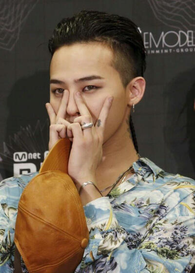 Cute 权志龙 GD 款鸡涌 G-Dragon 권지용 20151202MAMA BIGBANG五只，龙哥最近超爱的拍照POSE，赶紧学起来