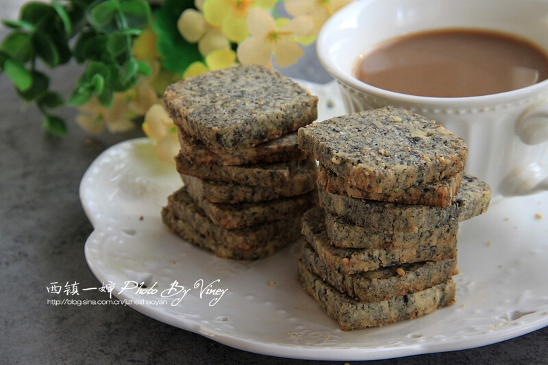 西镇一婶的甜品笔记---养生黑白芝麻饼干。都是婶子业余时间自己做的呦，每一种都有详细的图文制作过程。 感兴趣的同学可以搜索微信公众号“西镇一婶趣活堂”或“xizhenyishen”查看~