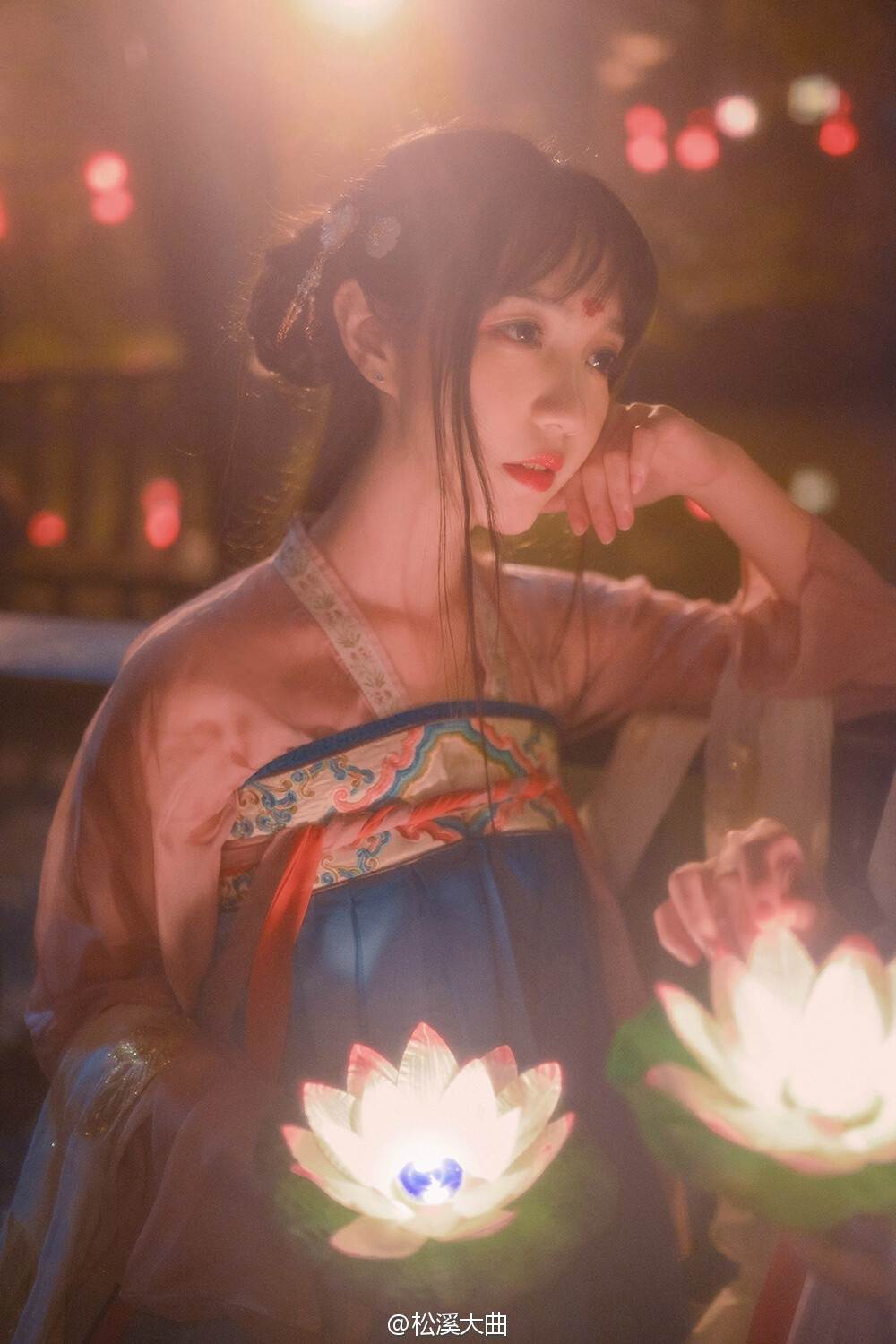 #汉服摄影#【并蒂莲】水为媒，风佩裳，莲灯煌，识得美人面，莲结并蒂长。摄影：松溪大曲 出镜@浅猪家的七七 @静静陛下 梳妆@译午阿阿牛哥 文案@一只很直的云仓鼠 同行@See-21 服装感谢@朝露之城 @清露央 准备了30盏荷花灯，当天只用5盏了，所以还会有下次的。音乐《兰君》@清弄 http://t.cn/RAllx4D