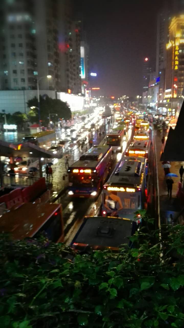 下雨天与塞车更配，但下雨天与暖暖的卧室更配