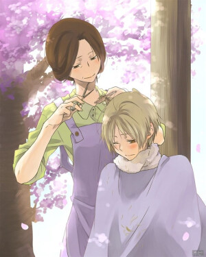 仔细看过夏目的人就知道，夏目不给塔子阿姨添麻烦，所以一直没有开口要钱剪头发，尽管那时刘海很长了。所以这幅画才那么珍贵