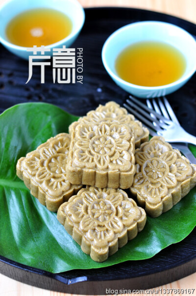 桂花夹沙绿豆糕：清心美味 材料： 绿豆面160g，糯米面40g（4:1）；白糖50g 蜂蜜1大勺，糖桂花1大勺（没有就用蜂蜜代替）；色拉油（或芝麻香油）少许；温水少许；绿豆沙馅 1、混合绿豆面和糯米面；蒸锅大火上汽后放入…