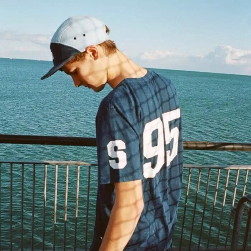 男生头像 「感谢我不可以 拥抱你的背影 by 星光沉c」