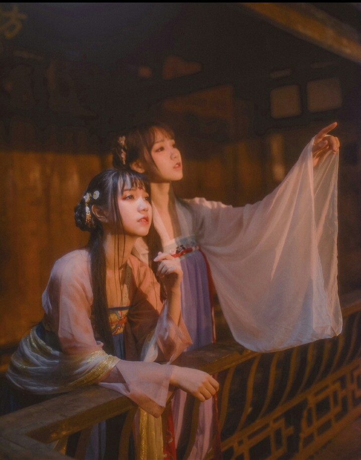 #汉服摄影#【并蒂莲】水为媒，风佩裳，莲灯煌，识得美人面，莲结并蒂长。摄影：松溪大曲 出镜@浅猪家的七七 @静静陛下 梳妆@译午阿阿牛哥 文案@一只很直的云仓鼠 同行@See-21 服装感谢@朝露之城 @清露央 准备了30盏荷花灯，当天只用5盏了，所以还会有下次的。音乐《兰君》@清弄 http://t.cn/RAllx4D