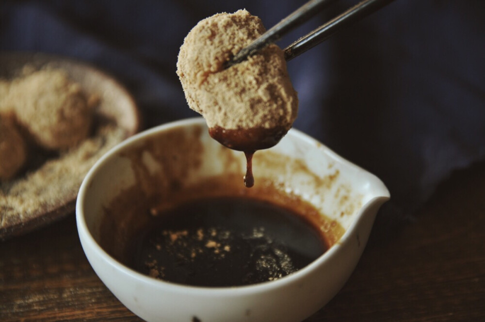 前些天在网上看到糍粑蘸红糖的吃法，才猛然意识到冬节（本地称冬至为冬节）将至，冬至那天我们可是吃糍粑的，刚好前两天回娘家我妈塞给我几斤今年新晒的糯米，就蒸了糯米，捣了糍粑，裹上麻糬粉，化了红糖作酱，与小朋友争抢食之，简直满足[馋嘴]。