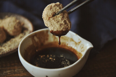 前些天在网上看到糍粑蘸红糖的吃法，才猛然意识到冬节（本地称冬至为冬节）将至，冬至那天我们可是吃糍粑的，刚好前两天回娘家我妈塞给我几斤今年新晒的糯米，就蒸了糯米，捣了糍粑，裹上麻糬粉，化了红糖作酱，与小…