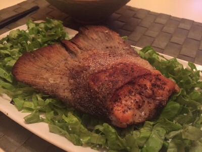 一人の食 鹽燒三文魚尾（サーモンの尾の塩焼き）