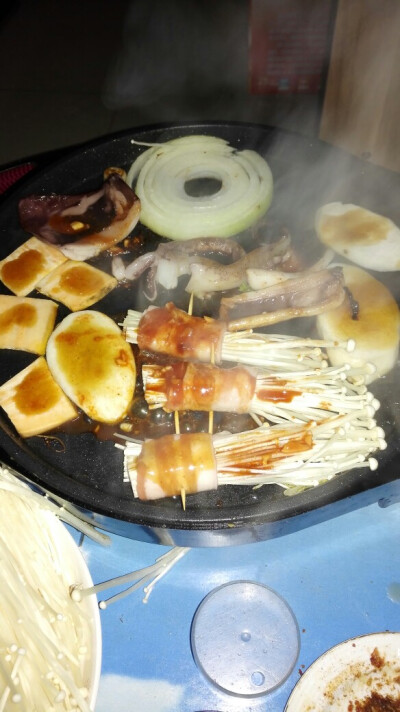 用电饼铛烤肉，一个人在家也可以吃烤肉！烤肉蘸的酱料也是自己调的，韩式辣酱、盐、糖适量用水调开，味道一级棒，比在外面吃安全放心啦！