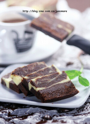 【大理石乳酪布朗尼】(参考分量：小水果条2条)  配料： 布朗尼面糊：黑巧克力90克，黄油65克，鸡蛋65克，细砂糖45克，香草精1/2小勺(2.5ML)，高筋面粉40克 乳酪糊：奶油奶酪100克，细砂糖25克，香草精1/4小勺(1.25ML)，鸡蛋(全蛋)20克  烘焙：烤箱中层，上下火190度，25-30分钟 制作过程：  1、黑巧克力、黄油切小块装入碗里，隔水加热并不断搅拌至融化后，加入细砂糖搅拌均匀。  2、加入打散的鸡蛋、香草精，继续搅拌均匀。  3、筛入高筋面粉，搅拌均匀即成布朗尼面