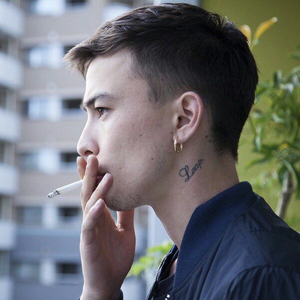 微博找图去水印欧美侧脸抽烟男头