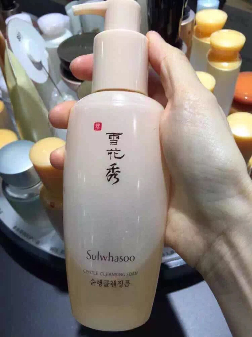 今天你~卸妆了吗[疑问] ✨Sulwhasoo雪花秀顺行卸妆油 洁颜油 ✨200ml 秒杀199 彻底净化并清洁肌肤的优质草本洁颜油 以滋阴丹和滋阴补卫丹糅合白桦树精华，高效清除彩妆及毛孔残留，由内而外全面净化。独特柔软滑嫩质感，连娇嫩的眼部和唇部肌肤也适用，极易用清水冲净..去黑头效果也非常好哦 白桦树精华帮助肌肤循环，重现肌肤健康光泽