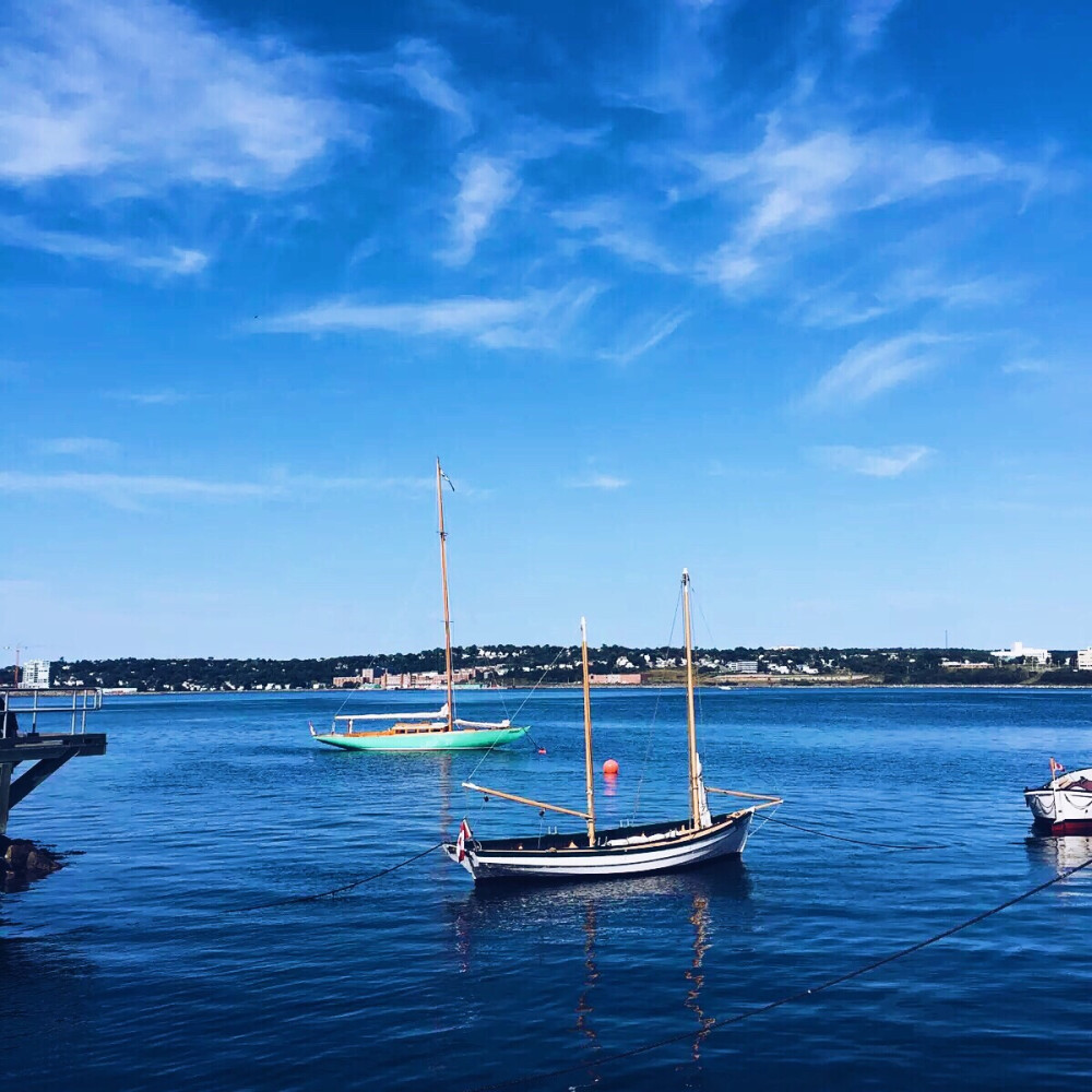 Halifax harbour 可谓水天一色 船只静在海面让人看着舒心～