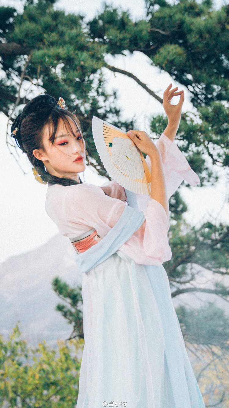 【汉服】空山雾沉，清笛悠扬鸣鸟语。 秋来霜寒，天光白衣衬草凄。服装/@司南阁汉服 拍摄地/妙峰山 摄影/@当小时 视频 http://t.cn/RUs3OxE