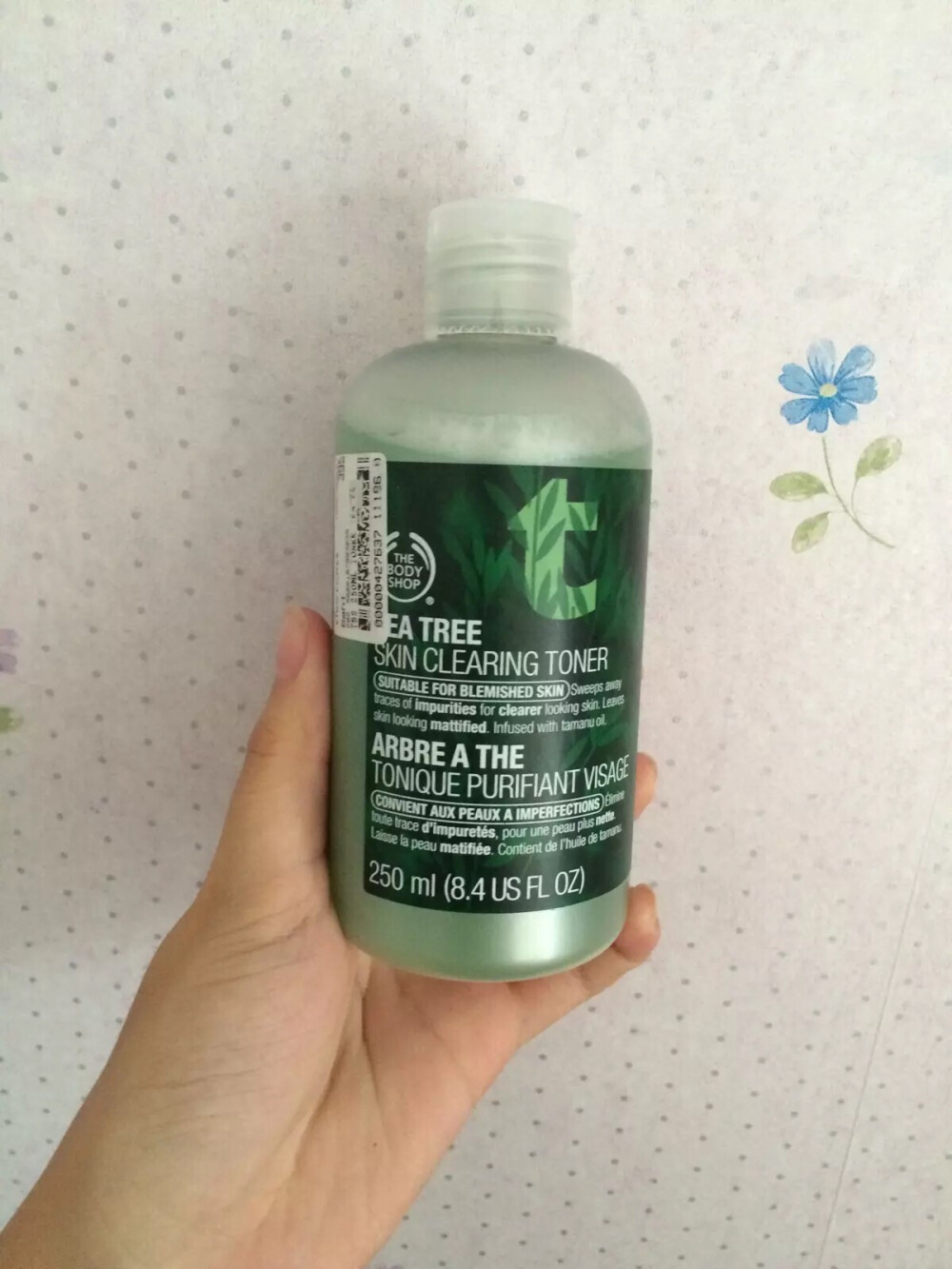 #必备化妆水#【the body shop茶树调理化妆水】，很不错的，有镇定效果，在机场随便拿了一瓶没想到效果很不错，红痘痘或者手贱挤痘痘之后敷一会就不红肿了（≧∇≦）混合偏干表示只是长痘的时候用来镇定皮肤，敏感肌慎重，干皮不能常用要不然会起皮的=_=