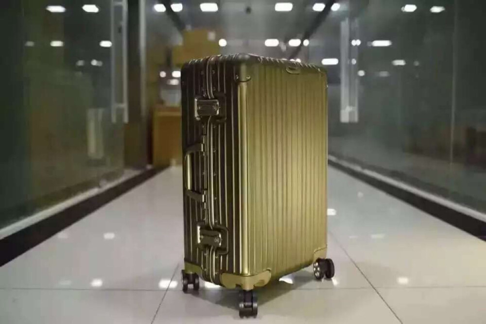 超靓Rimowa 代工厂最新款：全铝镁合金拉杆箱 香槟金，奢华大气，专柜最新款轮子 更加静音 更加耐磨 更好些的细节处理 加了标头！20”24”29”现货