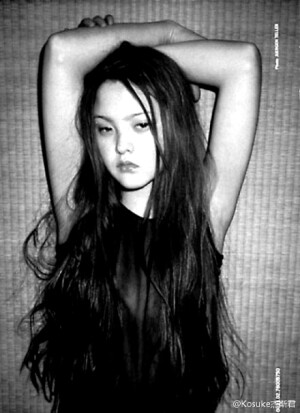 戴文·青木（Devon Aoki），1982年8月10日出生于美国纽约，演员和模特。天生有着一张亦正亦邪的娃娃脸，这位“袖珍名模”凭着一双东方丹凤眼和别具特色的娃娃面孔迷住了时尚界。哥哥Steve Aoki潮流电音之王