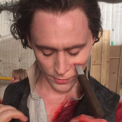 #Tom Hiddleston##Crimson Peak#【剧透】抖森在猩红山峰中脸上被捅刀的幕后化妆 上妆后【又虐又美】/上妆中