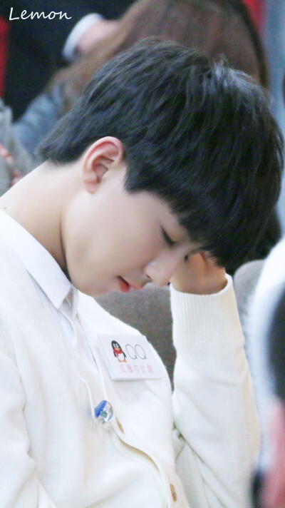 #王俊凯# #TFBOYS王俊凯# #从开始到未来，只为王俊凯# 151130 QQ空间红围巾公益活动