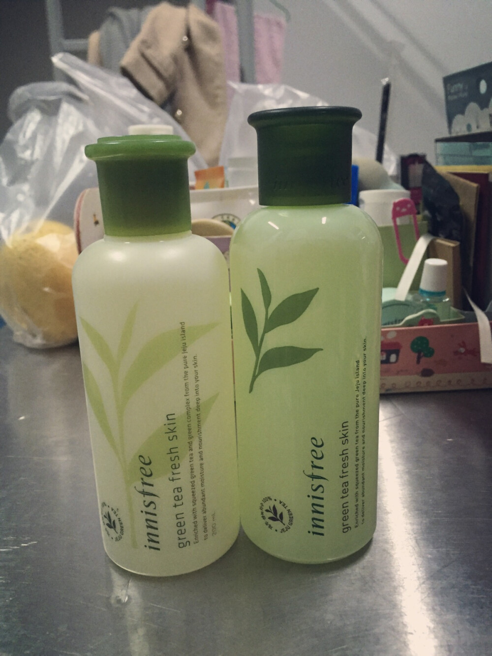 #用过我就晒#+innisfree+95～油皮，所以买了图中这个型号，左边是旧版右边是新版，200ml一大瓶能用半年多没问题。清清新新的绿茶味道就足够喜欢了，虽然轻薄但是足够补水啊，配上乳液在济南的冬天也不会起皮~控油也还不错，会一直回购的！