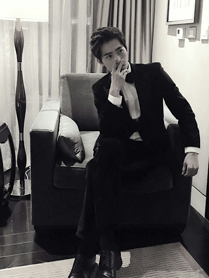 【壁纸】杨洋 黑白 饭修 帅气十足