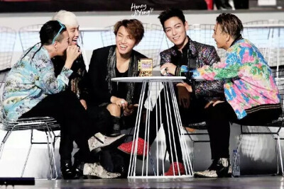 #bigbang#最喜欢你们欢聚一堂 九年来一直都是bigbang五个人现在舞台上领奖 谁都没离开过