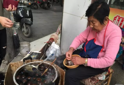 【南京热门美食-让你接接地气】 ◎阿婆五香蛋 阿婆的摊位很不明显，被电线杆挡着，在一家鸭血粉丝汤店旁边，牌子又很小，没有门头。每天早上五六点钟就出摊了，在小摊位上已经摆了三十多年了！名气大得很！