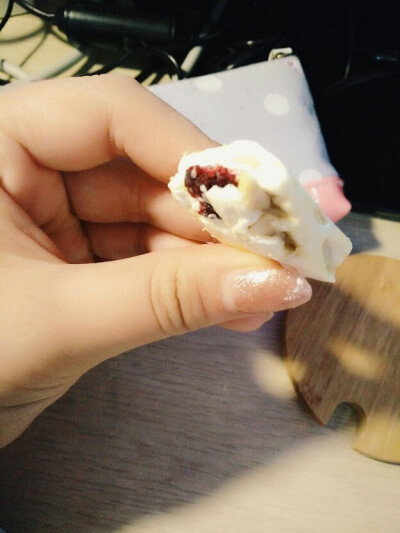 一块蔓越莓牛轧糖