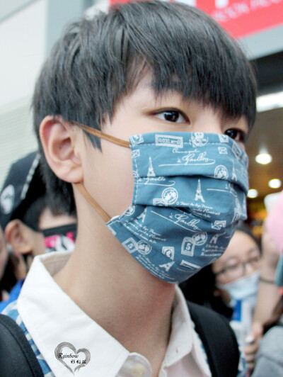 #王俊凯# #TFBOYS王俊凯# #TFBOYS# 140909 无锡硕放机场～重庆江北机场 cr：Mercury_Rainbow王俊凯个站