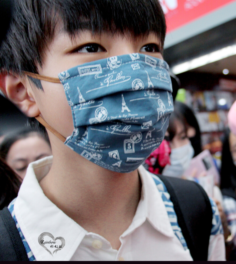 #王俊凯# #TFBOYS王俊凯# #TFBOYS# 140909 无锡硕放机场～重庆江北机场 cr：Mercury_Rainbow王俊凯个站