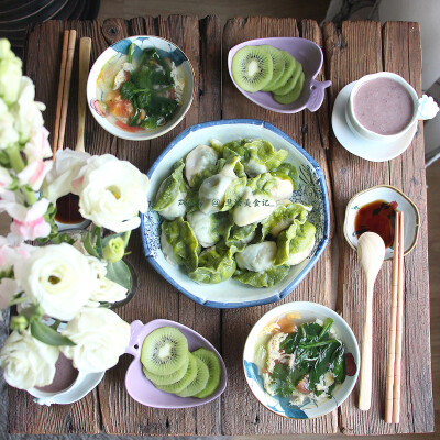 #早餐·2015年12月3日#翡翠白菜饺子、西红柿菠菜蛋花汤、五谷养生米糊、猕猴桃~~