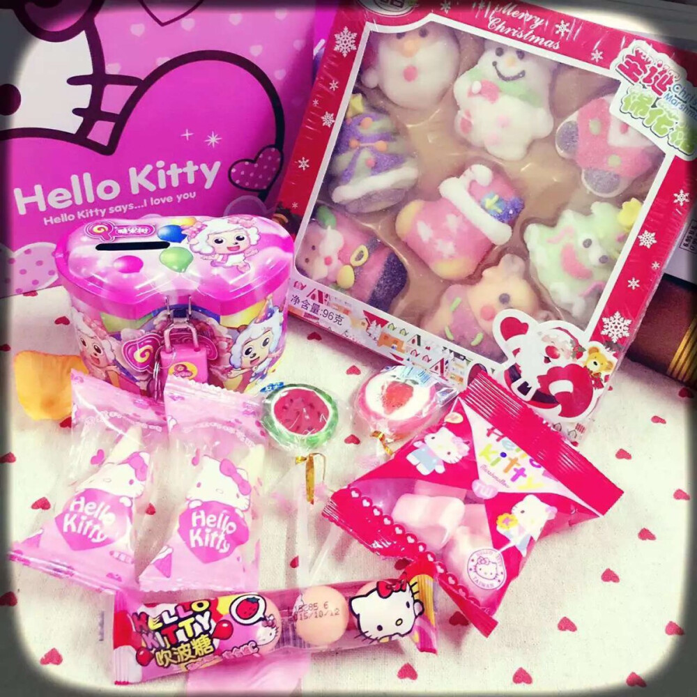 粉粉哒hellokitty圣诞happy主题礼盒，带着hellokitty圣诞礼盒送女生，一秒被萌倒[偷笑]礼盒含有：圣诞造型糖果圣诞篇储钱铁罐糖果圣诞必备切片水果棒棒糖hellokitty雪糕糖hellokitty吹波波糖hellokitty棉花糖