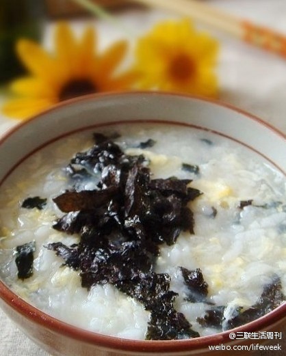 【海苔蛋花粥】食材：鸡蛋一枚，海苔少许，大米 做法：1.将大米提前一晚用水浸泡（这样就会减少第二天一早煮粥的时间）2.将米放入锅内加水, 煮至米变烂变粘成粥状态 4.将鸡蛋打散 5.快速搅入滚开的粥锅里搅拌成蛋花