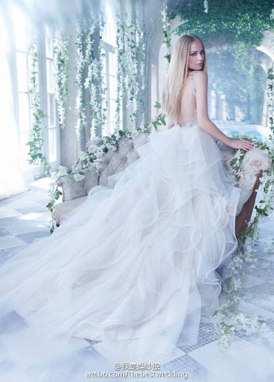 【Alvina Valenta】新娘有着与众不同的优雅气质，浪漫且经典的肩部设计、奢华缎面、蕾丝与精致的花边经过设计师之手为婚纱注入了一种复古风格的灵魂，怀旧感觉与时尚新鲜完美的统一在礼服中。