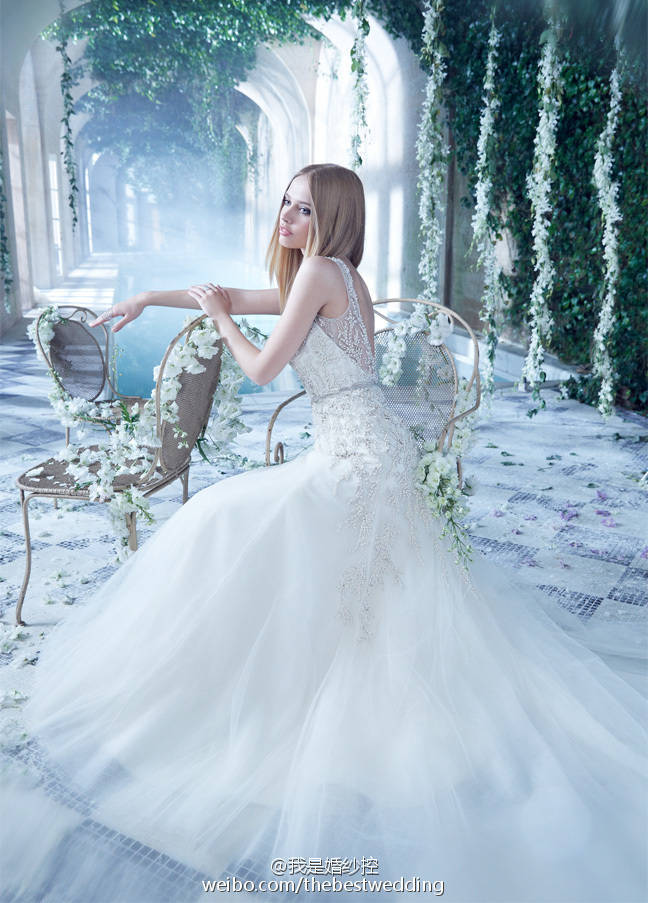 【Alvina Valenta】新娘有着与众不同的优雅气质，浪漫且经典的肩部设计、奢华缎面、蕾丝与精致的花边经过设计师之手为婚纱注入了一种复古风格的灵魂，怀旧感觉与时尚新鲜完美的统一在礼服中。