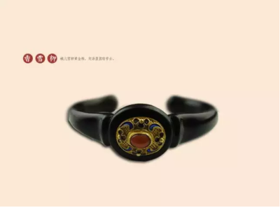 【香雪柳】花丝系列：将金银的质地感沉淀于紫光檀的天然纹理之间，一细腻至极，一浑厚至极，相得益彰，雅致天成。 此款手镯名为风骨，担风荷月，衣袂翩翩，素手纤纤拂云去，言笑晏晏拈花来