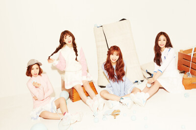 lovelyz（러블리즈），是Woollim entertainment于2014年推出的首支女子组合，成员由李秀晶、刘智嫒、徐智秀、李美珠、金智妍、朴明恩、柳秀静、郑艺仁八人组成