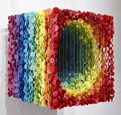 美国迈阿密著名纽扣艺术家Augusto Esquivel 将彩色的纽扣进行奇妙的重复组合，展现出了令人难以置信的视觉艺术效果。
