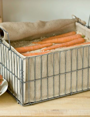 Root Storage Bin. Root veggies like carrots and beets stay fresh all winter and even grow sweeter in this storage bin. Just fill with damp sand or sawdust, alternating with layers of veggies. can also house potatoes, turnips, and squash $34.95 把胡萝卜等根茎食物放在填满湿沙子或者锯末的箱子里可以储存整个冬天，并且会变得更甜，也可以和蔬菜叠层储存。