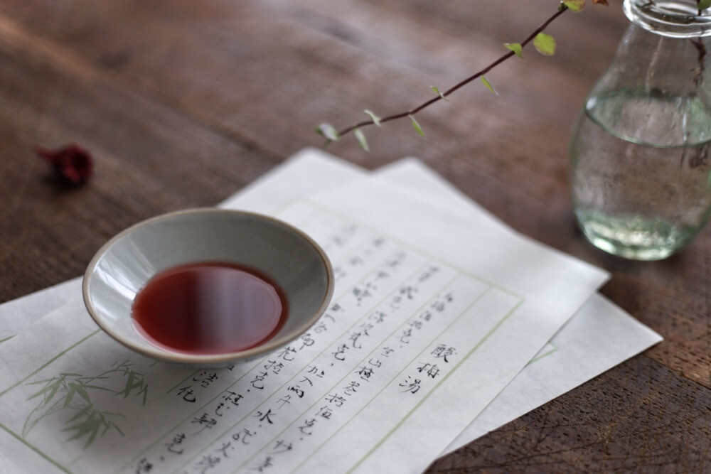 「酸梅湯」這是杭州中醫(yī)館坐鎮(zhèn)的位中醫(yī)老先生提供得一個酸梅湯配方。 原料：大烏梅10顆、山楂150克、甘草5克、洛神花6朵、冰糖適量，水2升。 用涼水浸泡1小時后，大火燒開后轉小火1小時。成品便可直接飲用了。