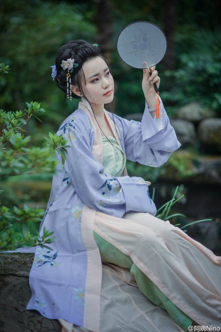 出镜：阿婉Nino #汉服#这梦中的花有何不同？一般香气盈袖，一样心静则清。❀摄影：@松溪大曲 ❀梳妆：@译午阿阿牛哥 友人： @TINY_想变成野田妹 ~