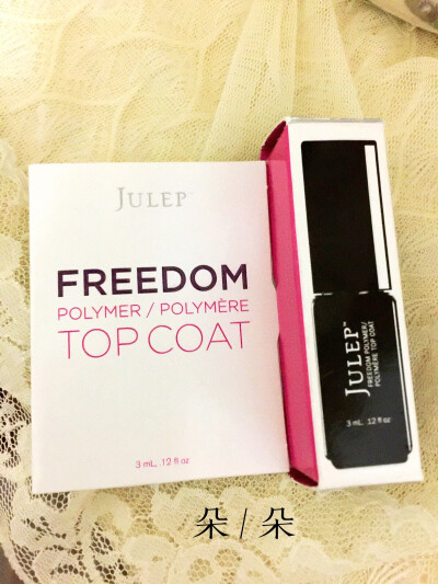 Julep Nail Color in Nic冰镇薄荷酒Nic的亮油，喜欢涂指甲油的我，亮油是必须的，营养亮油让我涂指甲油更加心安理得。这个超级迷你。