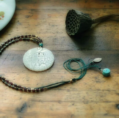 画堂晨起，来报雪花坠。高卷帘栊看佳瑞，皓色远迷庭砌。盛气光引炉烟，素草寒生玉佩。应是天仙狂醉，乱把白云揉碎。