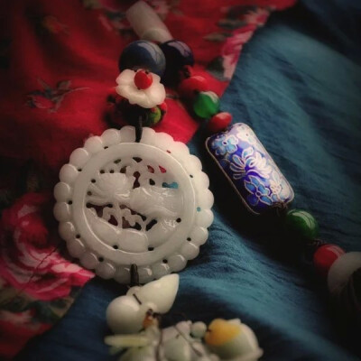 画堂晨起，来报雪花坠。高卷帘栊看佳瑞，皓色远迷庭砌。盛气光引炉烟，素草寒生玉佩。应是天仙狂醉，乱把白云揉碎。