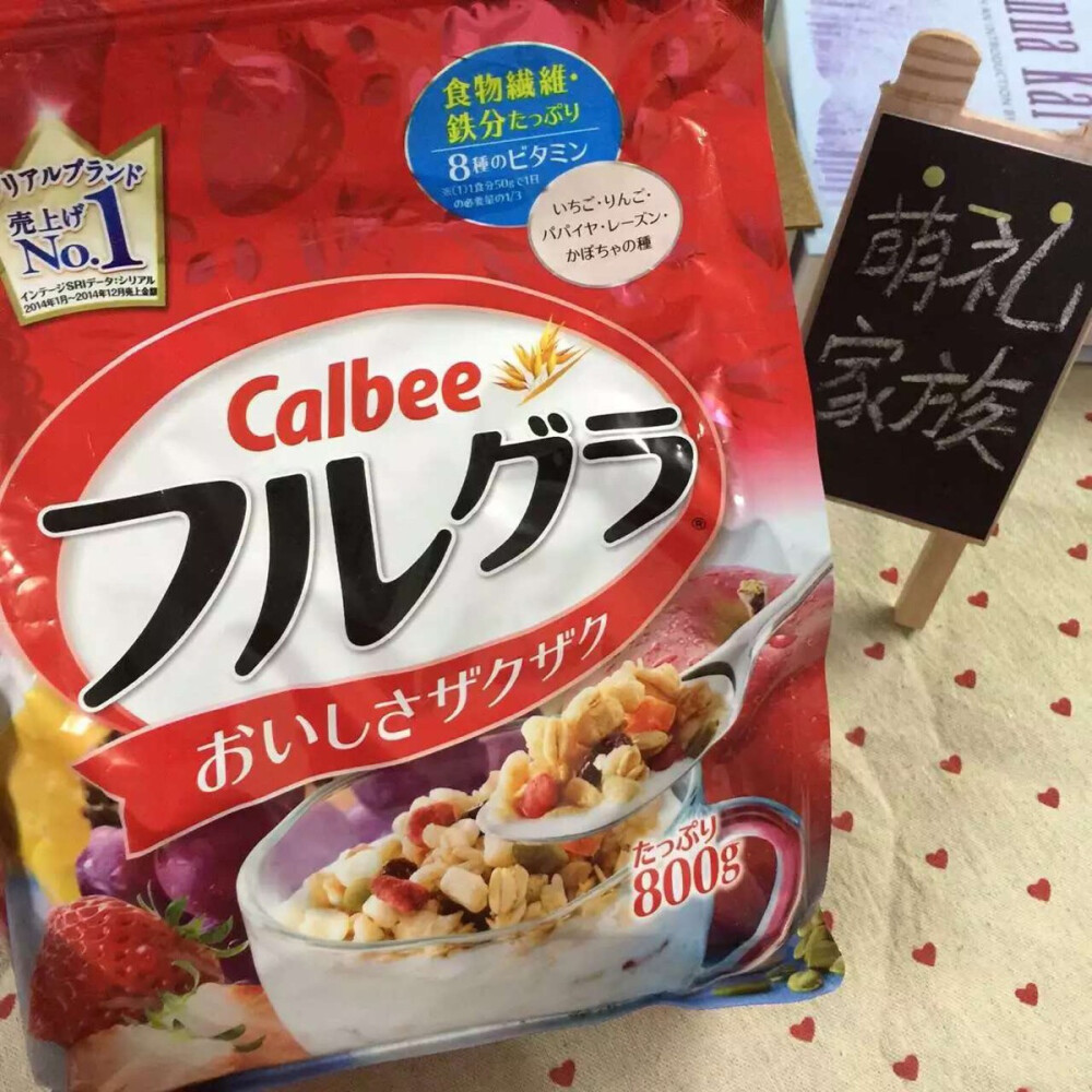 【早餐篇】日本进口的calbee卡乐比水果麦 是一款非油炸食品，原料有燕麦，黑麦，砂糖（木瓜，葡萄，苹果，草莓） 南瓜子等。特别是早上来不及吃早餐的小伙伴可以备一袋放在办公室室，用热水或牛奶冲一下即可食用，..也可以直接当零食吃，健康又美味！人家连续2年获日本麦片销量第一