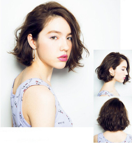 深亚麻发色+蓬松的侧边卷发，营造出一种妩媚的浪漫感。侧分、漏出一侧的耳朵，有种神迷感和女人味。