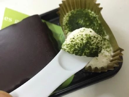 日本罗森推出的季节限定巧克力甜品，抹茶黑巧克力搭配生乳抹茶，好吃到哭！